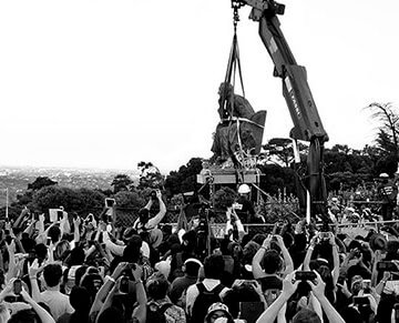 A photo of people taking down the Cecil Rhodes statue in South Africa