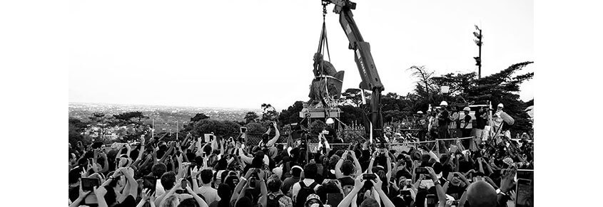 A photo of people taking down the Cecil Rhodes statue in South Africa
