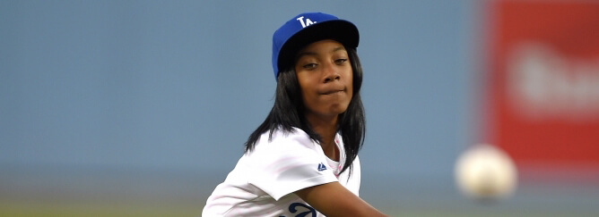 A photo of Mo'ne Davis throwing a pitch