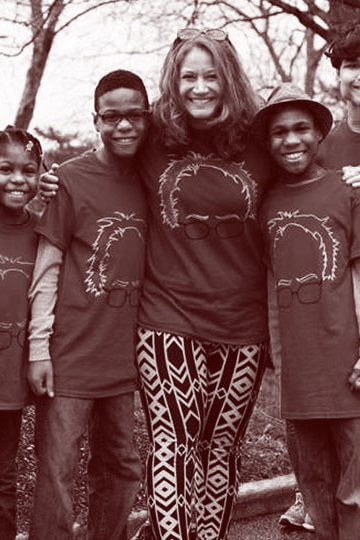 A photo of the Hart parents, two white women, and their six Black adopted children.